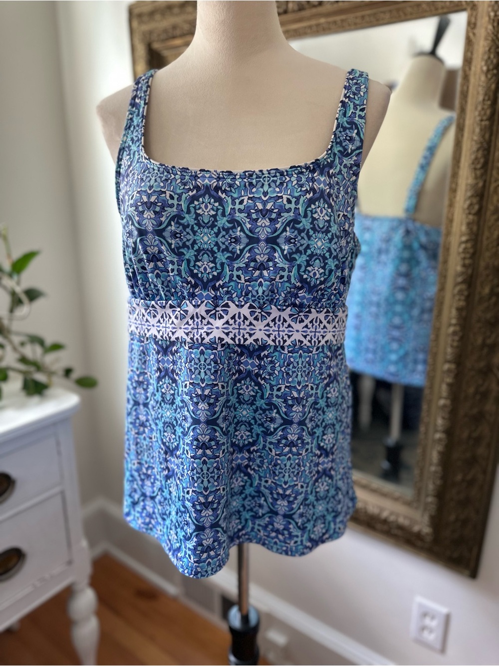 Lands’ End swimsuit top 14 bra blue geometric modest bathing suit Long Beach